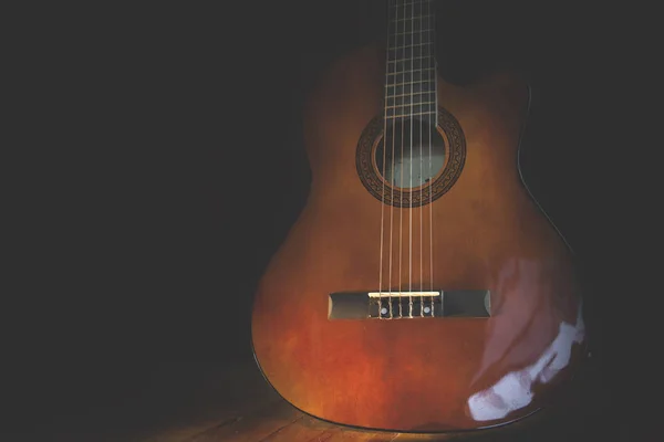 Guitare acoustique sur fond en bois — Photo