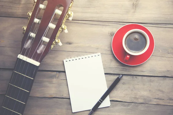 Bloc-notes, guitare, café et stylo — Photo