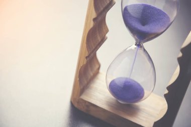 tablo üzerinde kum saati