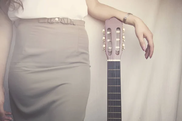 Femme et guitare — Photo