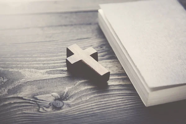 Хрест і книги — стокове фото