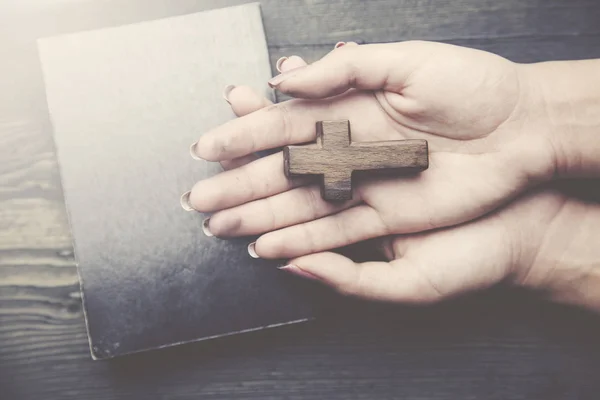 Croce, libro e mano donna — Foto Stock