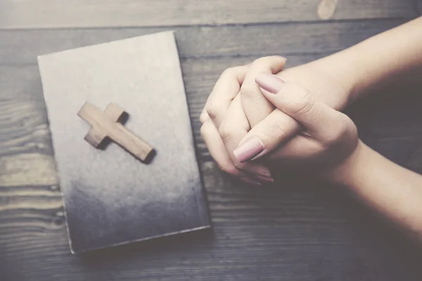 Cruz, libro y mano de mujer —  Fotos de Stock