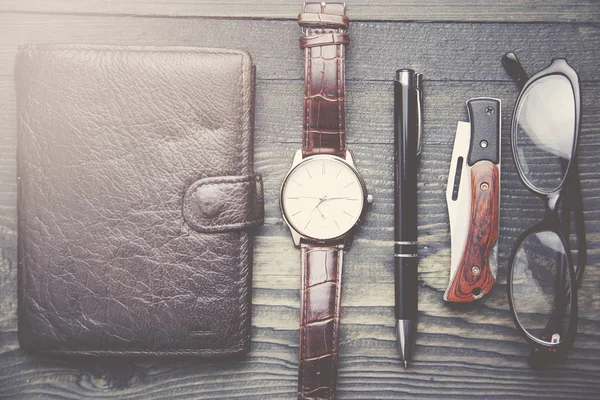 Zegarek, portfel, pióra i okulary — Zdjęcie stockowe