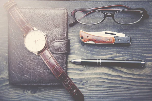 Montre, portefeuille, stylo et lunettes — Photo