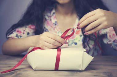 kadın ve hediye kutusu