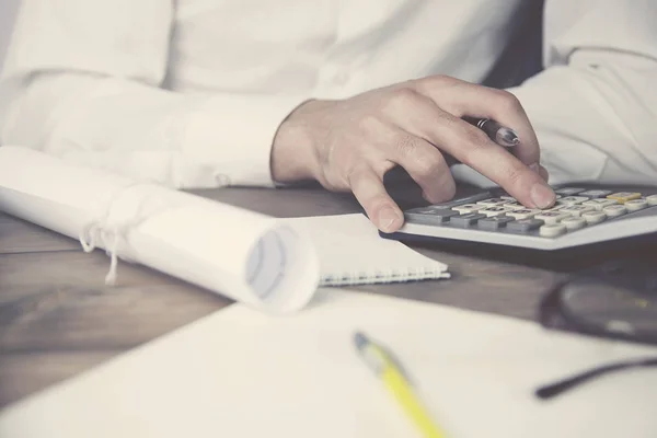 Man hand penna och kalkylator — Stockfoto