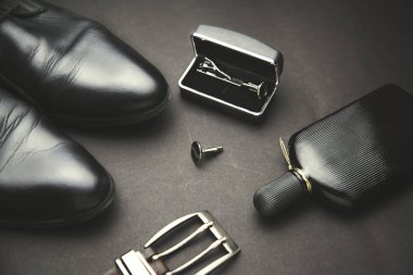 adam ayakkabı, kemer ve parfüm