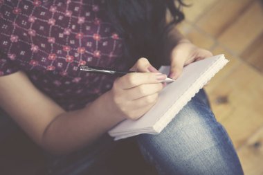 Yerde oturan kadın.