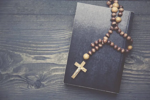 Крест и книга — стоковое фото