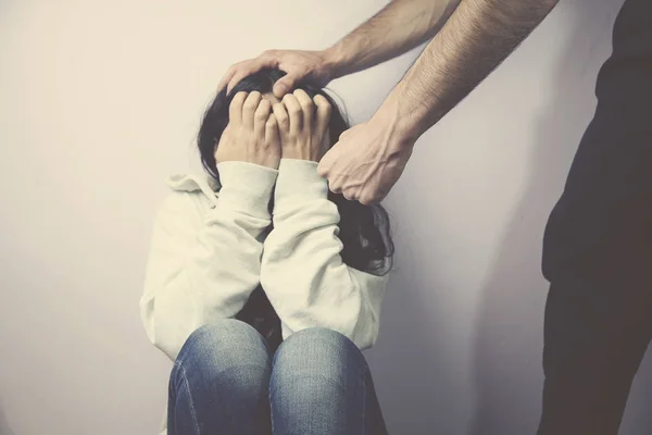 Adam karısını dövüyor