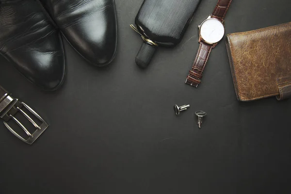 Zapatos de hombre, cinturones y perfume — Foto de Stock
