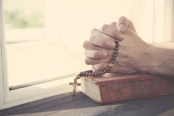 Man hand cross — Stockfoto