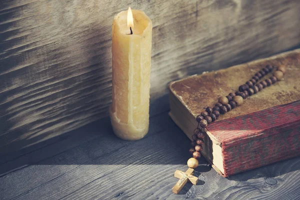 Крест, книга и свеча — стоковое фото