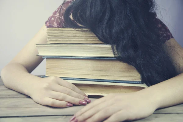 Donna che dorme sui libri — Foto Stock