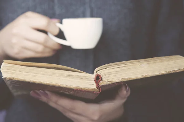 Donna mano libro e caffè — Foto Stock