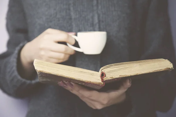 Жінка ручна книга та кава — стокове фото