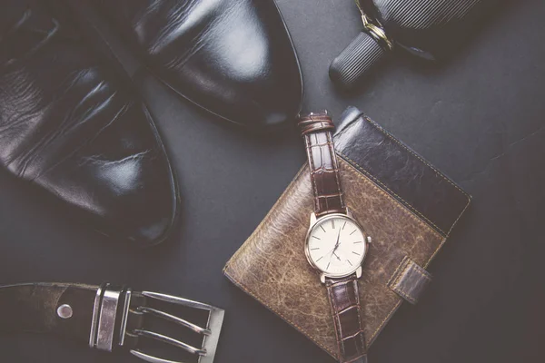 Zapatos de hombre, cinturones y perfume — Foto de Stock