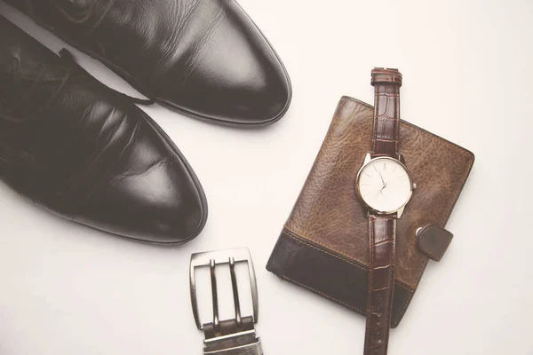 Chaussures, portefeuille, montre et ceinture — Photo