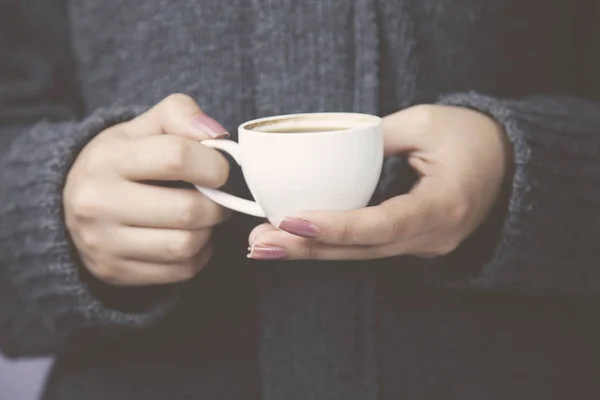 Café en la mano de las mujeres — Foto de Stock