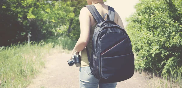 Mujer con mochila y cámara —  Fotos de Stock