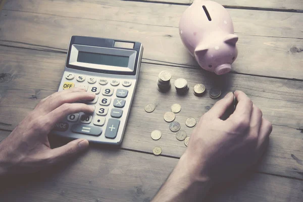 adam hesap makinesi, kumbara ve para ile