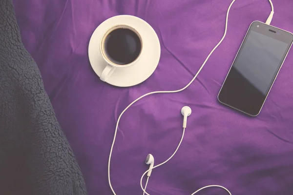 Koffie en telefoon op bed — Stockfoto