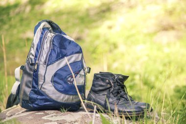 sırt çantası ve ayakkabılar