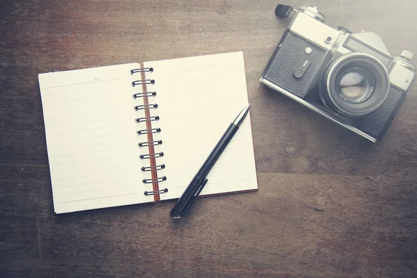 Caderno com caneta e câmera — Fotografia de Stock