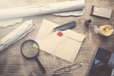 Eski tüy, zarf ve mühür mumu