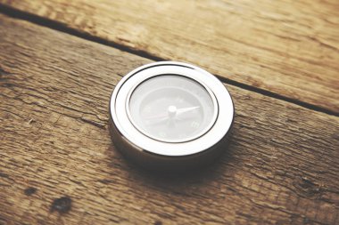 kahverengi ahşap masa üzerinde renkli sabit