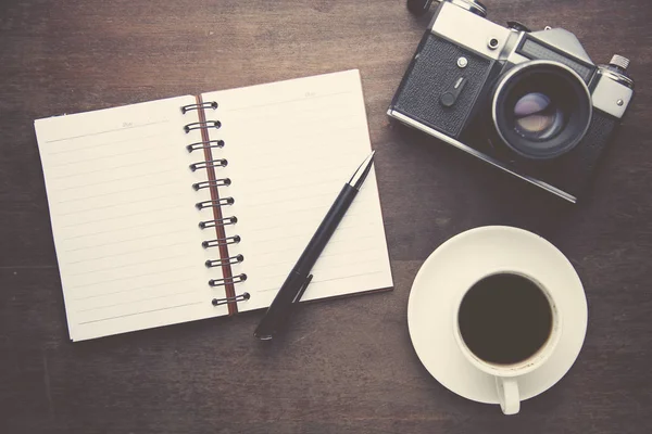 Notebook, caneta, café e câmera — Fotografia de Stock