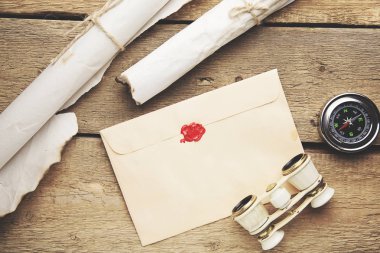 Eski tüy, zarf, teleskop ve pusula