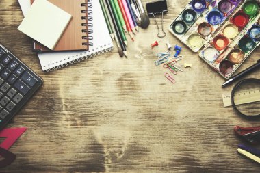 Masadaki kırtasiye malzemesi