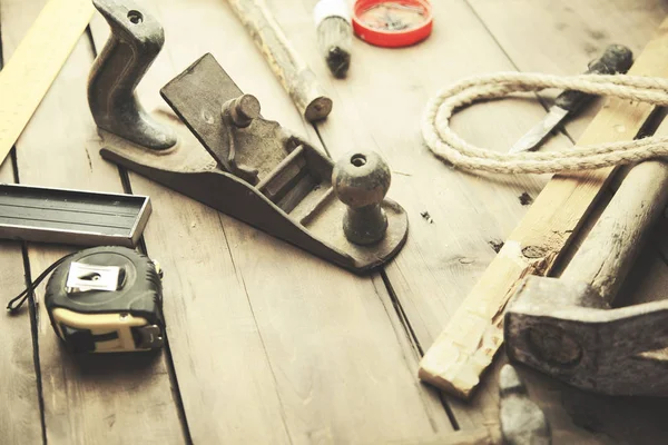 marangoz ahşap arka plan üzerinde çalışma