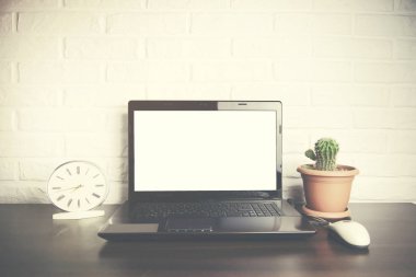 Tuğla duvar masaya bilgisayarda