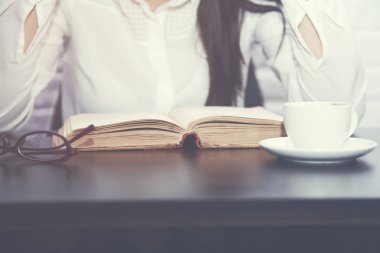 Kadınlar kitap okumak 