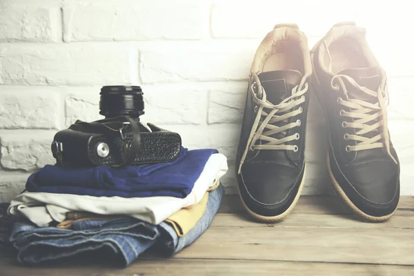 Hombre zapatillas de deporte y cámara en la ropa — Foto de Stock