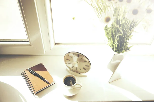 Orologio, notebook, caffè e fiori — Foto Stock