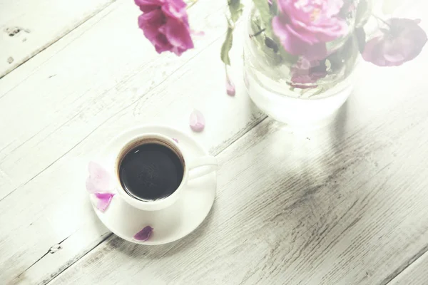 Róże i kawy — Zdjęcie stockowe