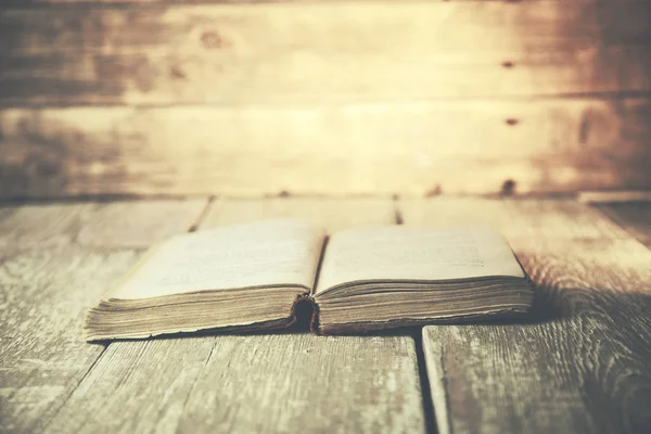 tablo üzerinde kitaplar