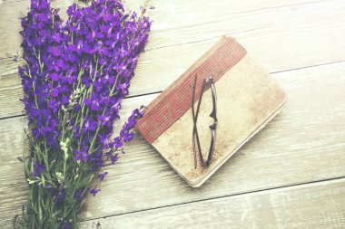 mor çiçekler ve kitap