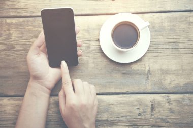 kadın el kahve ve telefon