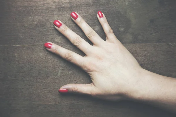 Vrouw hand op tafel — Stockfoto