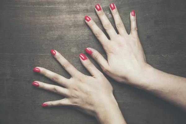 Vrouw hand op tafel — Stockfoto