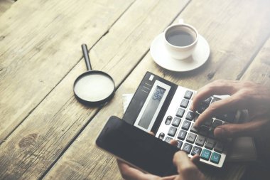 kadın el hesap makinesi ve telefon 
