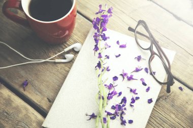 defter üzerinde çiçek