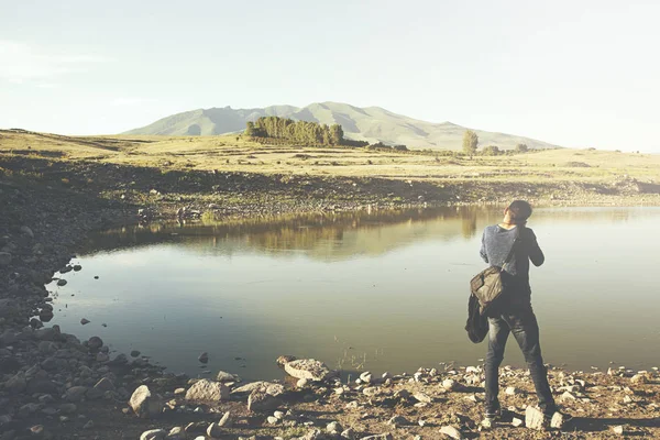 Hombre en el lago —  Fotos de Stock