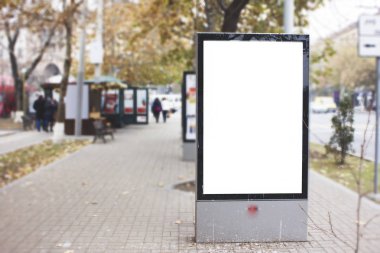 Billboard, afiş, boş, beyaz bir otobüs durağında