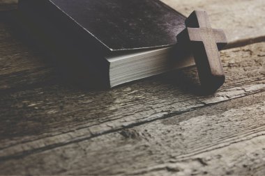 kahverengi ahşap masa üzerinde renkli sabit